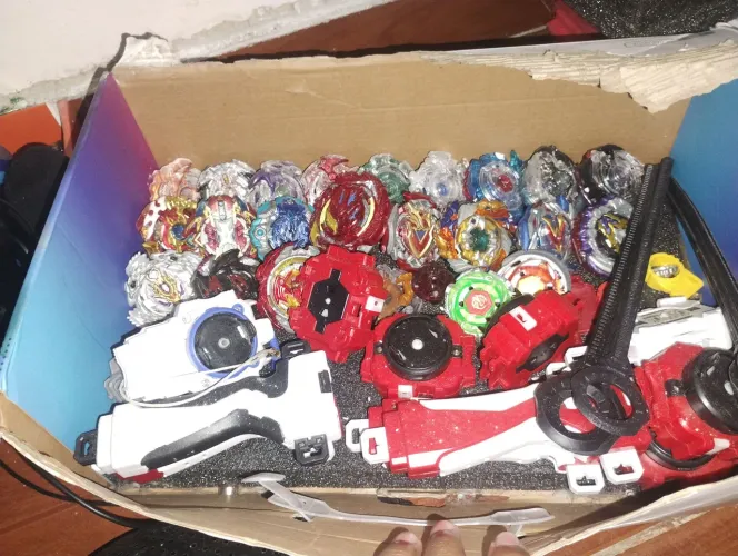 Beyblade burst (Leia a legenda para mais informações)