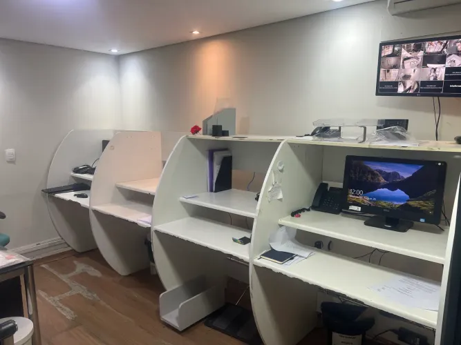 Conjunto 4 Baias de Atendimento / Estações de Trabalho Call Center / Escritório
