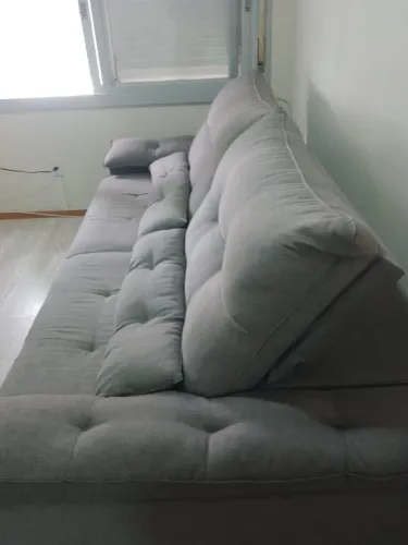Sofa-cama lindo e confortável, cor cinza.