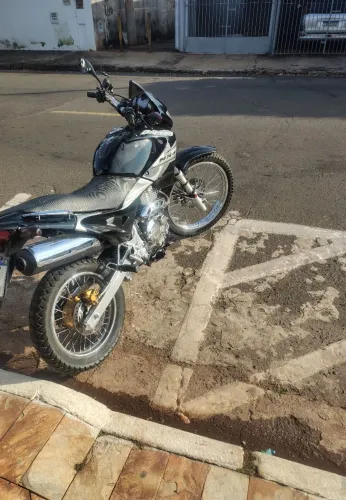 Vendo Honda NX4 Falcon 400, muito bem cuidada e em excelente estado.