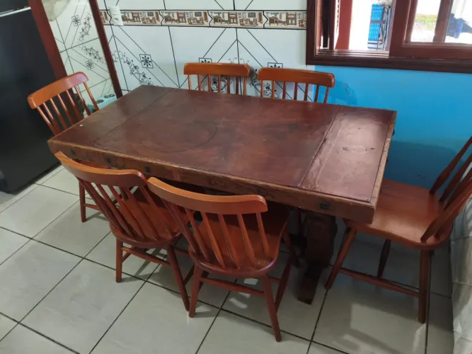 Mesa rústica com 6 cadeiras