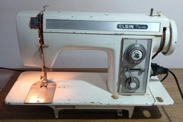 Máquina de costura Elgin zig-zag (Precisa de revisão)