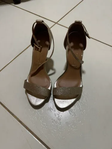 Sandália glitter dourada