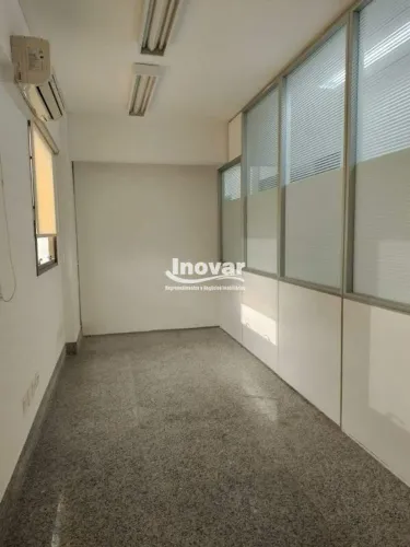 Andar com aproximadamente 170 m2, dividido em 05 salas, ar condicioando, 02 banhos, 01 cop