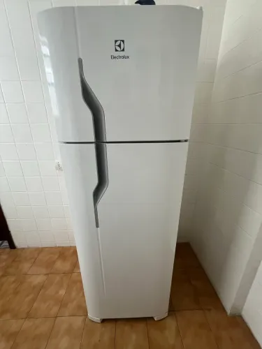 Vendo Geladeira Cycle Defrost DC35A , 2 Portas, 260 Litros - Electrolux110v