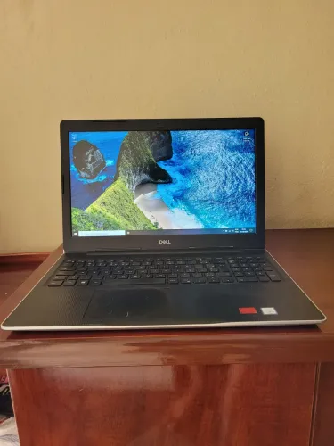 Notebook Dell i5 8 Geração 256GB 8GB de RAM Placa de Vídeo Radeon 520 2GB