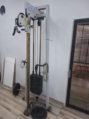 Máquinas e aparelhos de musculação com acessórios. Usados..