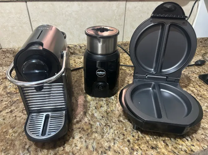 KIT NESPRESSO + ESPUMADOR LAVAZZA + SANDUICHEIRA DE BRINDE