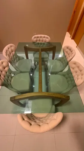 Vende-se mesa de jantar de vidro com 6 cadeiras