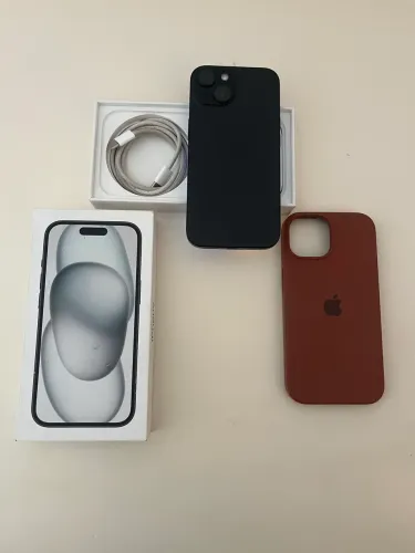 iPhone 15 128 gb fez uma ano de uso agora em Maio todo original
