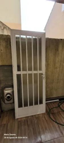 Porta em alumínio branco