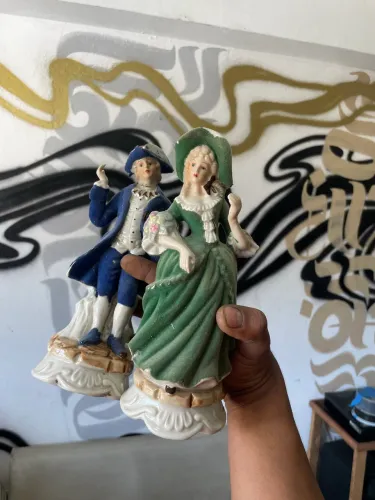 estatueta decorativa de porcelana apresenta uma dama vitoriana em um vestido verde
