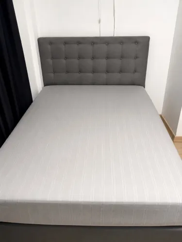 VENDE-SE CAMA QUEEN COM COLCHÃO - EM BOM ESTADO