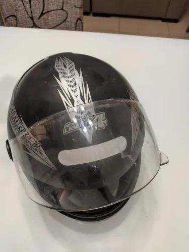 Capacete semi novo