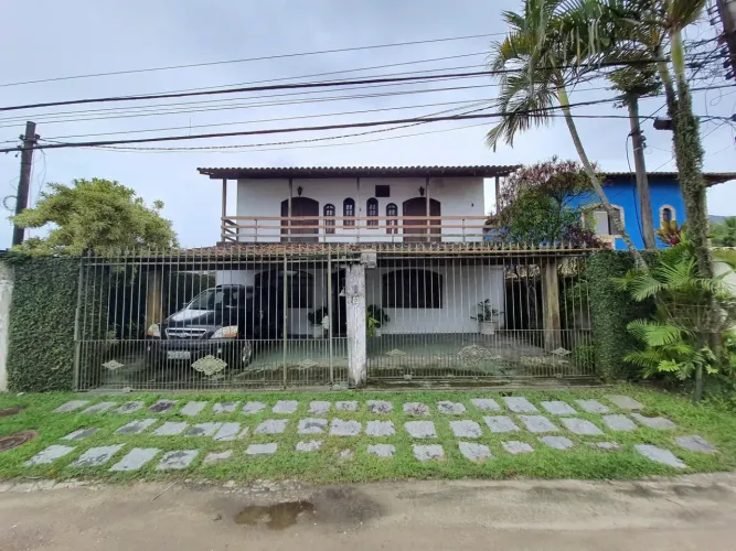 Linda Casa Em Estilo Colonial 455m² de terreno - 6 Quartos Sendo 2 Suítes - Condomínio Fec