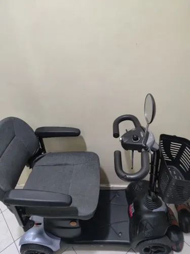 Cadeira de Roda  elétrica tipo Scott valor 2.800 aceito oferta Retirar no local sou de Nit