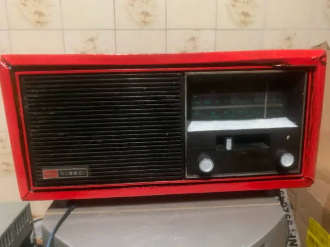 rádio vintage da marca Nissei antigo