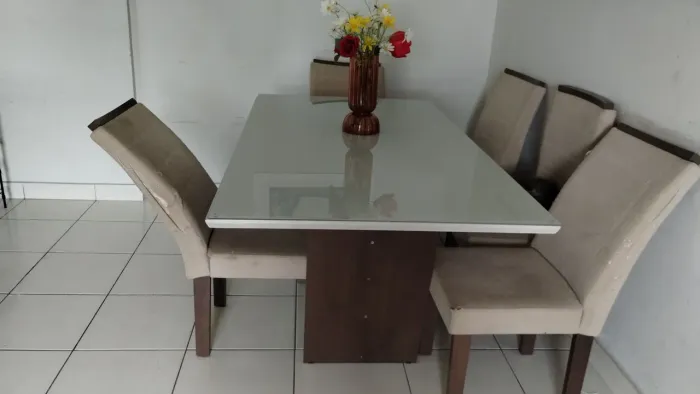 Mesa de jantar 1,70 comp e 0,90 de largura com vidro e as  seis cadeiras de brinde 