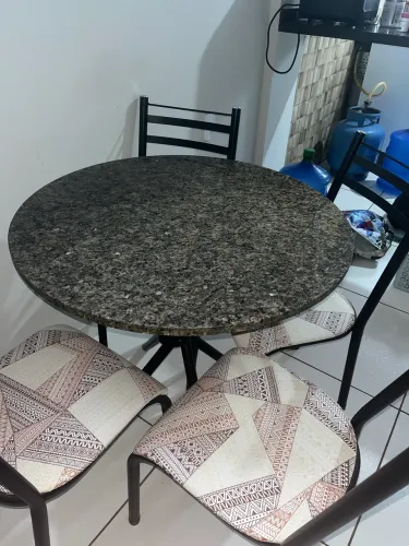 Vendo Mesa de Pedra com quatro cadeiras