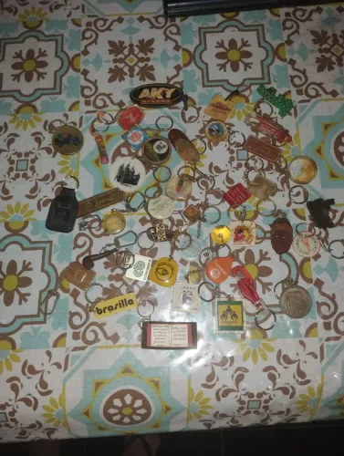 Vendo uma coleção de chaveiros antigo