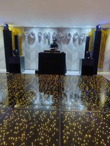 DJ, sonorização, iluminação, pista de LED 