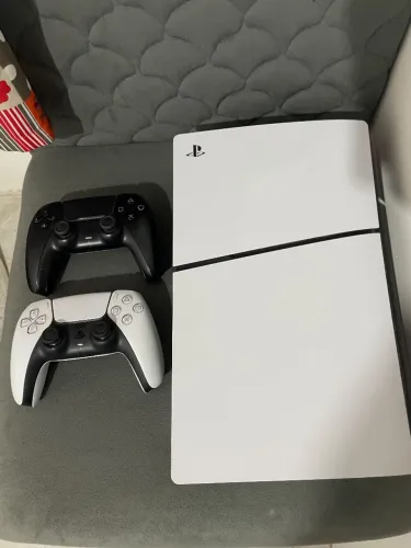 Ps5 slim, com 2 controles, 1 TB, nunca foi aberto.