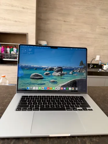 Notebook Apple MacBook Air 2026 M5 / Memória 16GB / SSD 512GB / 15.3" Polegadas