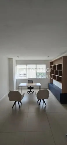Sala Comercial 34 M² em prédio comercial no bairro Canto Florianópolis