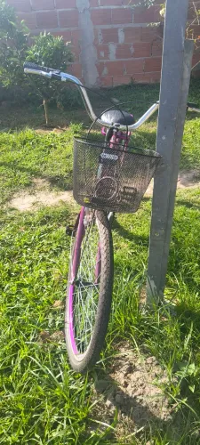 Bicicleta semi nova pouco usada, pequenas marcas de uso vai com cadeado é 2 chaves