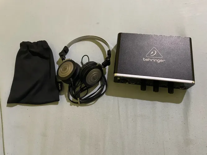 Interface de áudio Umc22 + Fone akg k414p