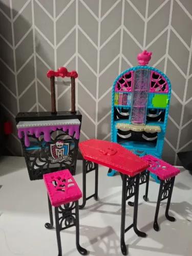 Playset Monster High Cantina Creepateria Mesa Balcao e Vending Machine