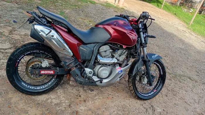 Honda Transalp 700. Ano 2011/2012