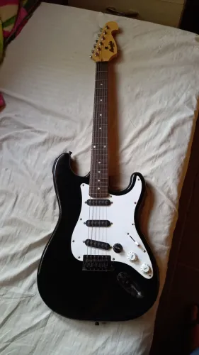 Guitarra Memphis com afinador