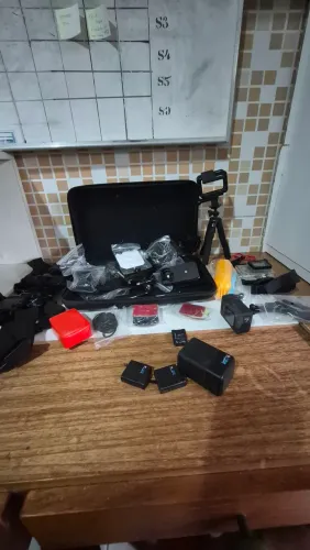 Go pro hero black 7 + 2 baterias, carregador externo, sd 128 gb e diversos acessórios 
