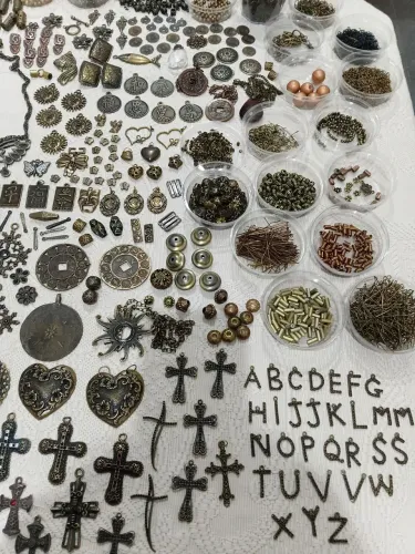 Peças douradas envelhecidas para montar bijuterias
