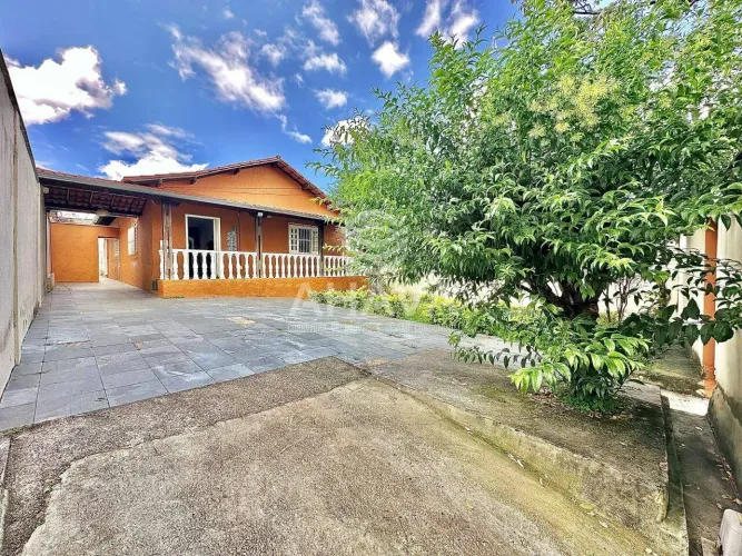 Casa com 3 Quartos à Venda, 164m², Santa Mônica, Próximo à Rua Doutor Álvaro Camargos.