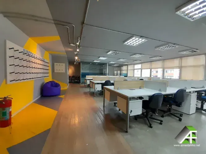 Escritório 100% mobiliado, de 280m2, disponível para locação na Faria Lima