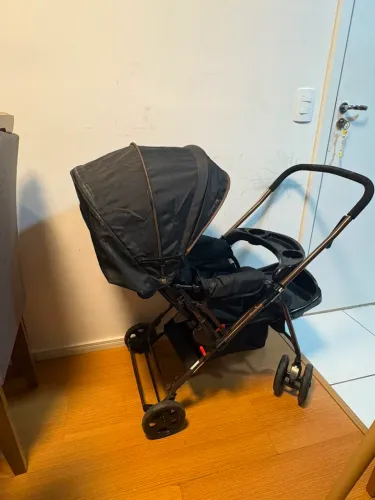 Carrinho de bebê e bebê conforto 