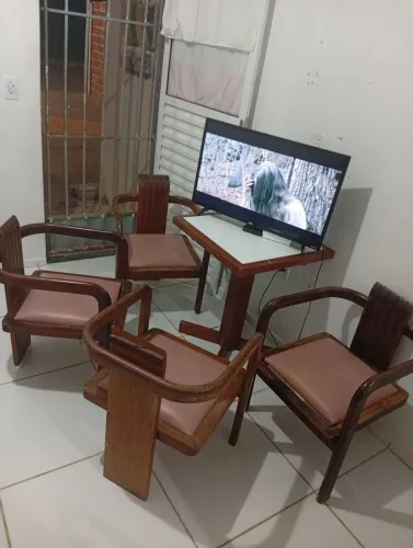 Mesa de madeira completa com 4 cadeiras ótima pra varanda ou sala de jantar
