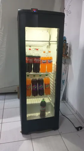 Geladeira expositora adaptada, precisa arrumar a borracha 