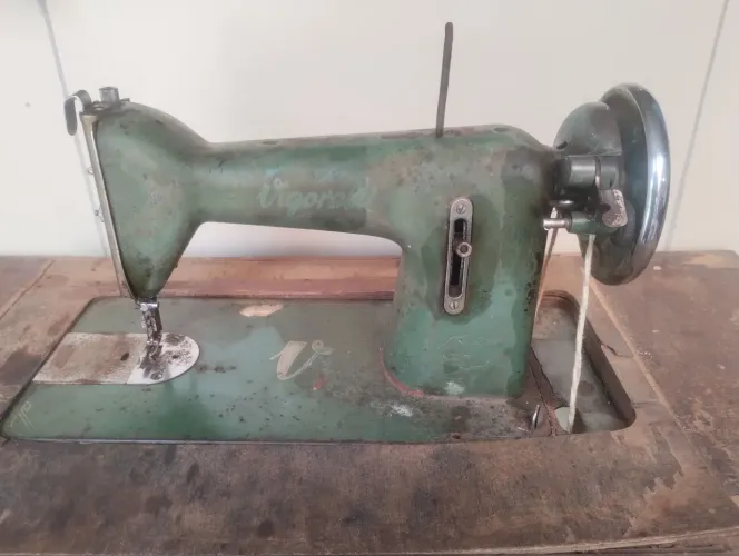 MÁQUINA DE COSTURA ANTIGA VIGORELLI