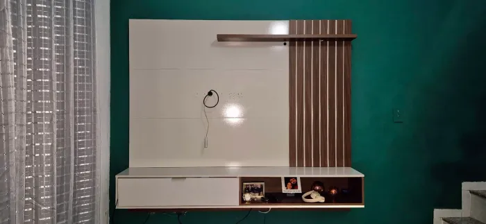 Painel com 1,80 de largura com luz de led semi novo para TV de até 65 polegadas...