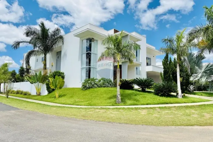 Sobrado de Alto Padrão com 5 Suítes, Piscina e 636m² Construídos em Terreno de 1.036m² R$