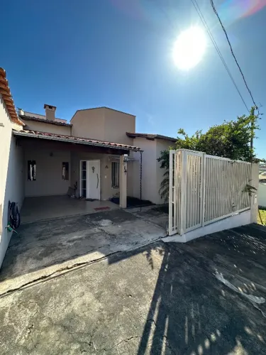 Alugo Casa em Lavras bairro Dona Odete, c/130m2, 3 quartos sendo 1 suíte c/closet. Coz pla