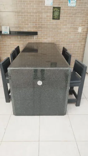 Mesa de granito com 6 banquetas 