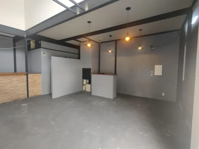 Loja / Salão Comercial 70m² | Estrutura para Cozinha e Elevador de Carga Bairro Taboão -