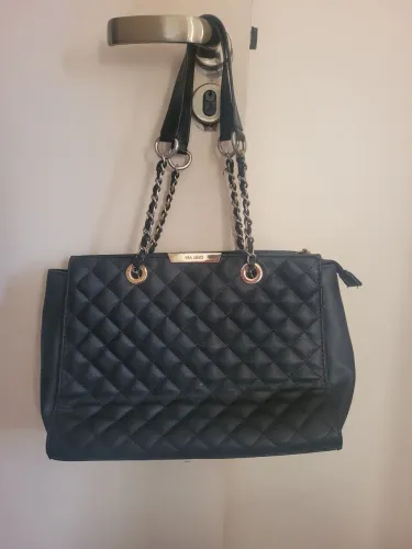 Bolsa Via Uno Nova Preto com Dourado.