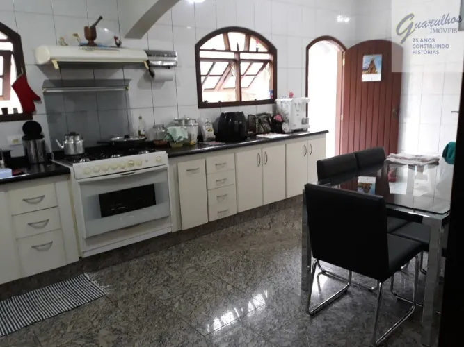 Sobrado com 4 dormitórios para alugar, 430 m² por R$ 9.535,00/mês - Jardim Aida - Guarulho