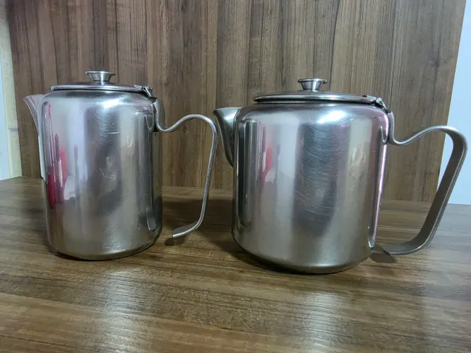 Antigo bule e leiteira de aço inox