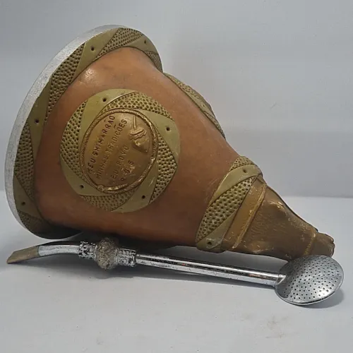 Cuia de chimarrao com bomba de metal